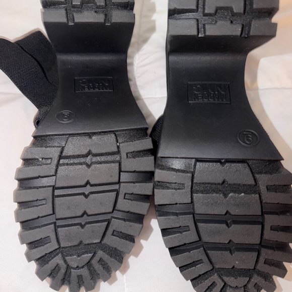 Steve Madden Black Chunky Heel Sandals - Picture 4 of 9